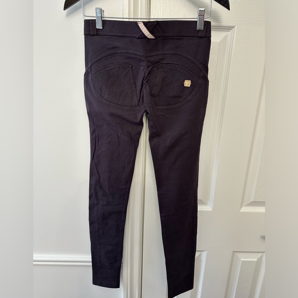 Purple Freddy by Livify classic rise, skinny pants
Size XS